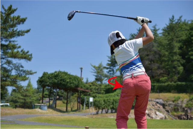 腰から始動してシャフトをしならせるスイングをしているゴルファーの画像