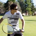 テニスのラリーを楽しんでいる男性